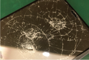 割れたiPhoneの画面